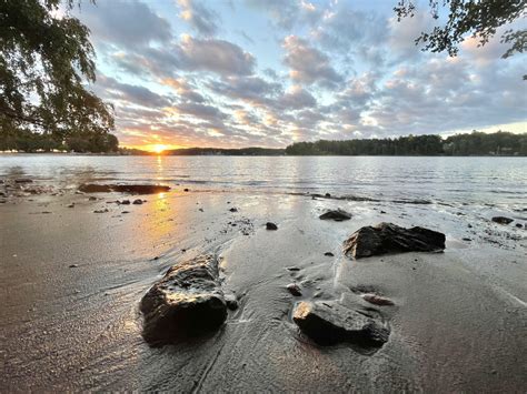  Auringonnousu Amazonissa! –  Symbolista Näkemystä Luonnon Voimasta ja Ihmisen Paikasta